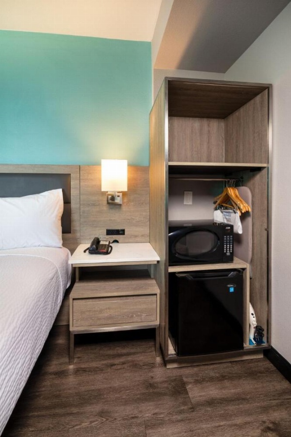 Travelodge by Wyndham LAX image 13