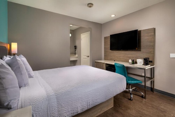 Travelodge by Wyndham LAX image 26
