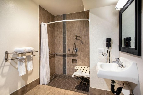 Travelodge by Wyndham LAX image 39