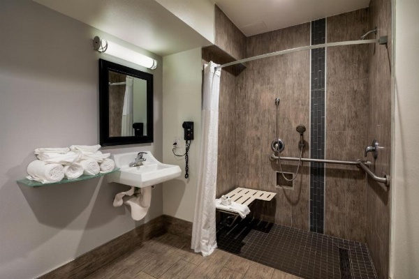 Travelodge by Wyndham LAX image 5