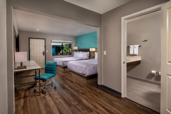 Travelodge by Wyndham LAX image 6