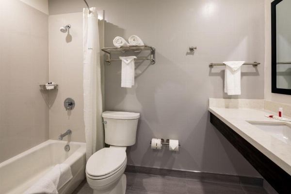 Travelodge by Wyndham LAX image 9